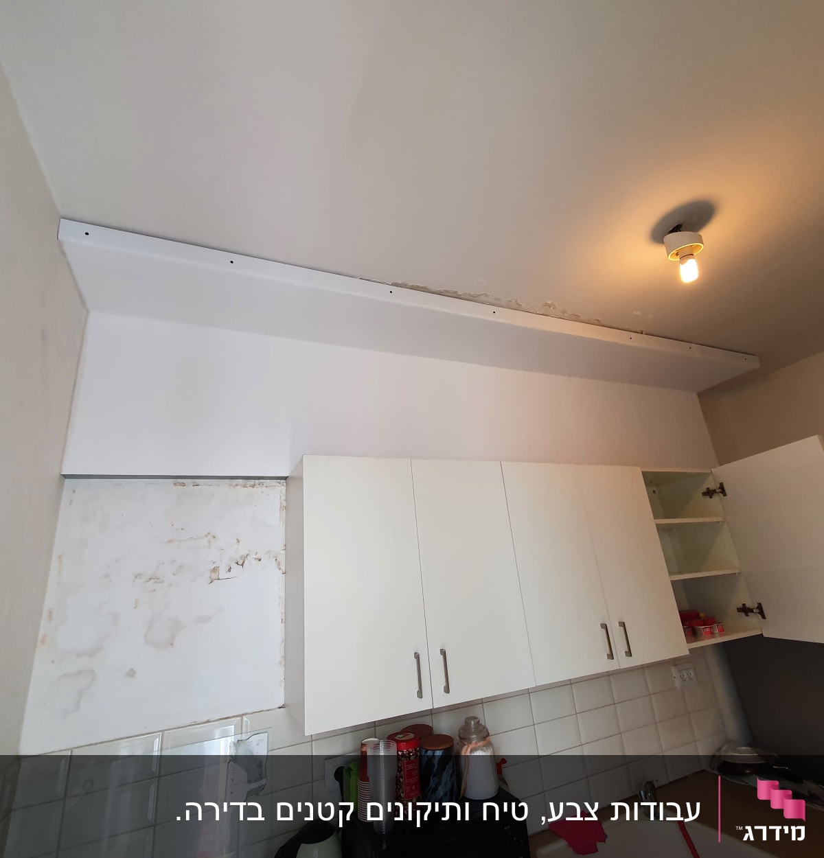 ארון מטבח פתוח עם כלים על השיש